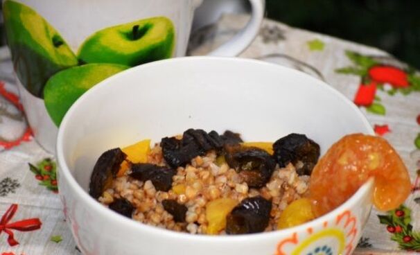 Buckwheat porridge with dried fruits